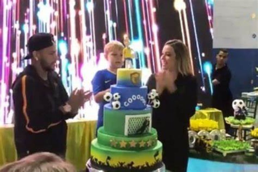 Neymar recebe surpresa de aniversário com bolinho de Bruna Biancardi e amigos após jogo do Santos